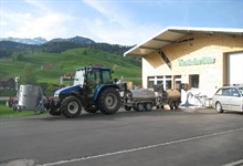 Anhängerzug von 3 Milchbauern